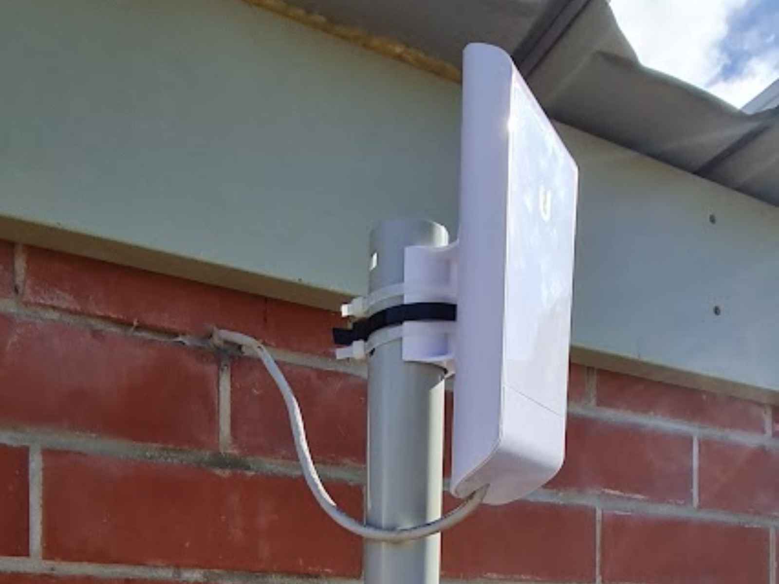 Ubiquiti point-to-point wireless NanoStation mounting and Ethernet connection